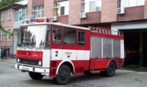 Двама пожарникари пострадаха при инцидент край Правец