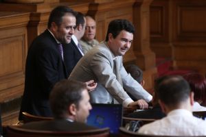 Пътищата в някои общини са като след бомбардировки