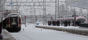 Закъснение на влакове и самолети, спасени 60 души в преспите