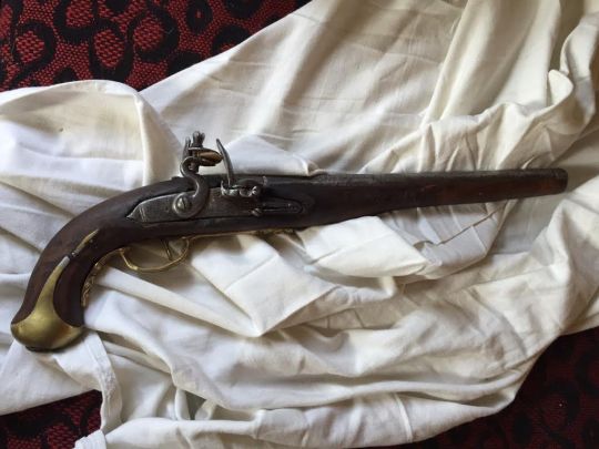 Иззеха незаконни старинни оръжия