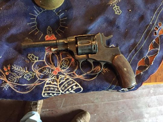 Иззеха незаконни старинни оръжия